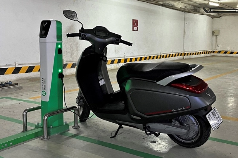 Sạc pin xe máy điện lâu